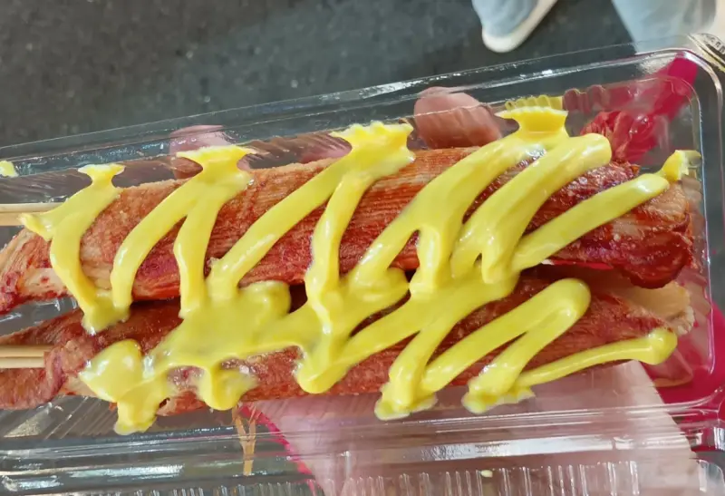 台南夜市買帝王蟹肉棒！日本人一吃愣「被騙了」　招牌2字太關鍵