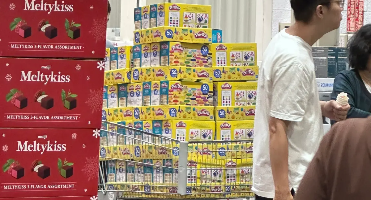▲台灣好市多Costco「黑色星期五購物週」火熱開跑，50入培樂多黏土249元，平均每罐不到5元，有民眾目睹其他客人一次搬了整車黏土。（圖／讀者授權提供）