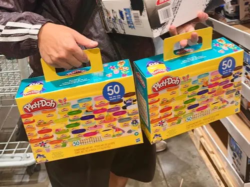 ▲家長們盯上「培樂多50入多色黏土組」，一買就是兩盒起跳，現省200元，而黃先生順利搶到2盒，替親友的小孩留貨。（圖／民眾提供）