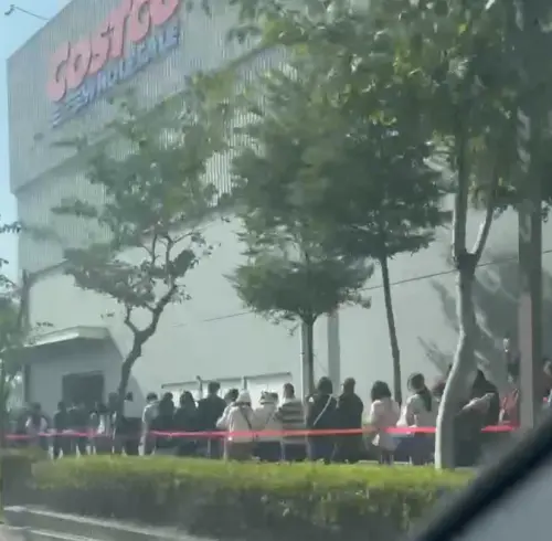 ▲好市多台南店今（25）日上午開門排隊人潮盛況。（圖／民眾提供）