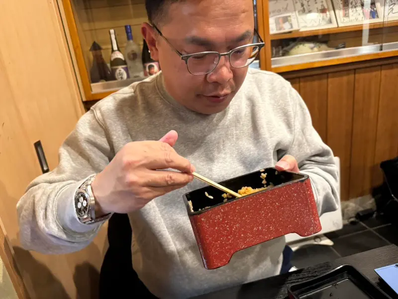 ▲民進黨立委王義川近日前往日本旅遊，眼尖網友發現他手腕戴的錶似乎不一般，掀起輿論熱議。（圖／翻攝自王義川Threads）