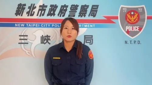 ▲三峽「5逃逸移工塞白牌車」畫面曝光！美女所長舉槍喝止：不要動。（圖／翻攝畫面）