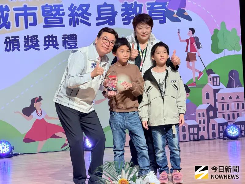 ▲新北市教育局說,今年也推出「百家終身學習商鋪」導覽活動,串聯全市29區、103家特色商鋪,於12月底前推出309堂免費課程、超過6,000個名額。(圖/記者嚴俊強攝,2025.11.25)