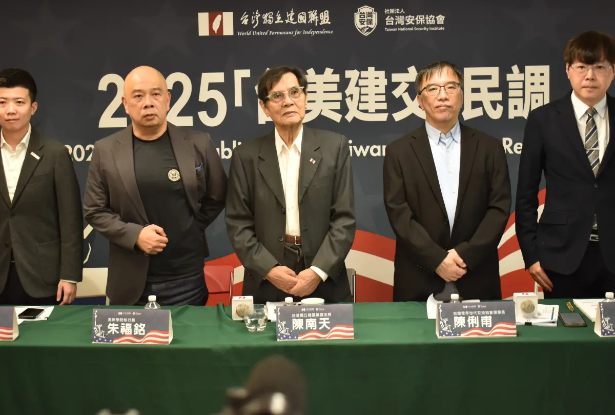 ▲陳南天（中）指出，據民調顯示，將近9成的台灣人對中國沒有好感，也有近9成的台灣人不願意統一。（圖／獨盟提供）