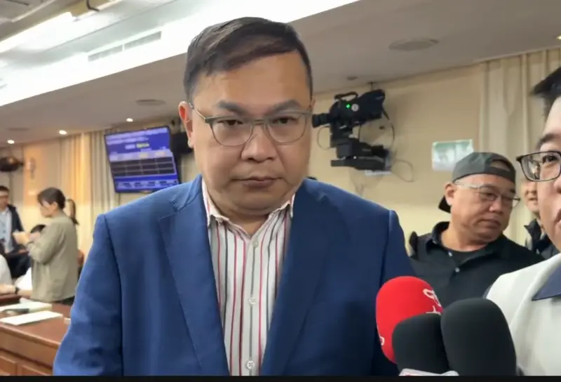 ▲民進黨立委王義川今（25）日強調稱自己是台灣國立委，遭藍營圍剿，再怒嗆王鴻薇「敢不敢去中國說自己是中華民國立委。」（圖／翻攝畫面）