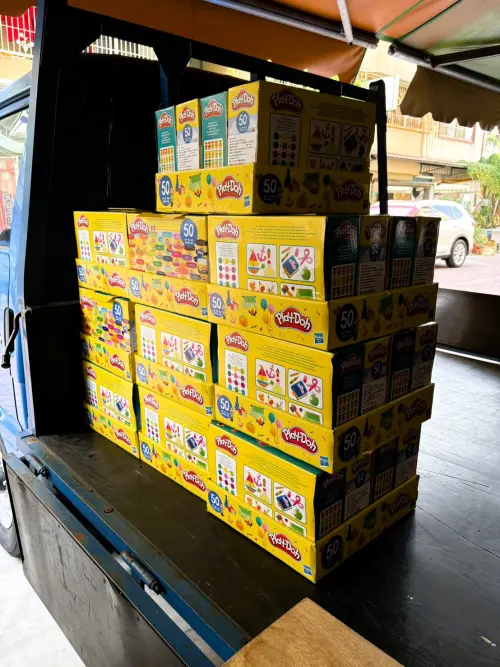 ▲台南有熱心家長幫其他正在上班的爸媽購買，開小貨車去搬了60盒。（圖／民眾提供）