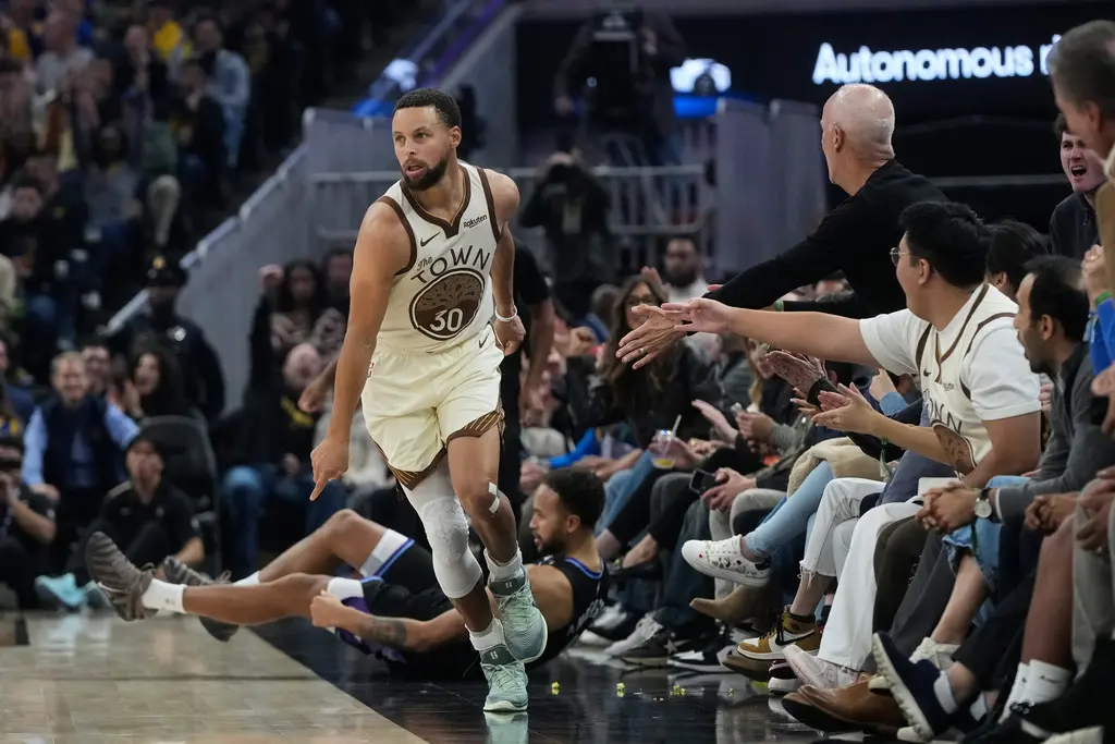 ▲柯瑞在與UA「分手」每一場比賽都會穿出不同球鞋亮相。今天他一場比賽就換了3雙球鞋，Air Jordan 12流感之戰與 Air Jordan 14 Last Shot，比賽時則是穿Nike Sabrina 3砍下31分。（圖／美聯社／達志影像）