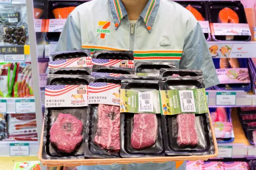 ▲今年除創新提供「大閘蟹現蒸服務」外，更獨家推出「免費現烤牛排服務」。（圖╱統一超提供）