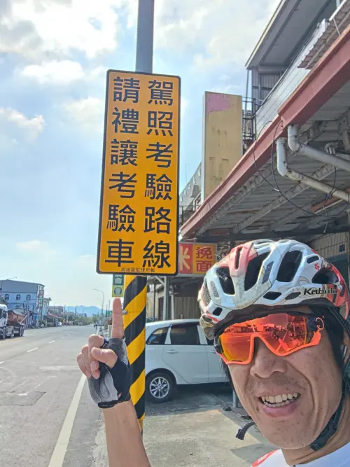 ▲日本作家「日本人的歐吉桑」，就分享自己在高雄街頭看到的一個路牌，寫著「駕照考驗路線，請禮讓考驗車」，並表示：「日本人看到會感動」。（圖／翻攝日本人的歐吉桑臉書）