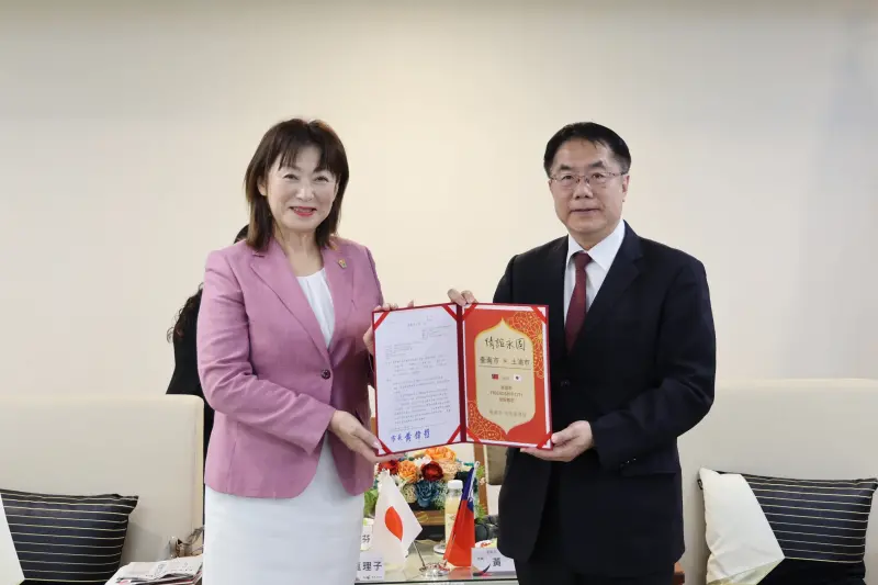 ▲黃偉哲將土浦街的道路命名公文送給土浦市長安藤真理子。（圖／南市府提供）