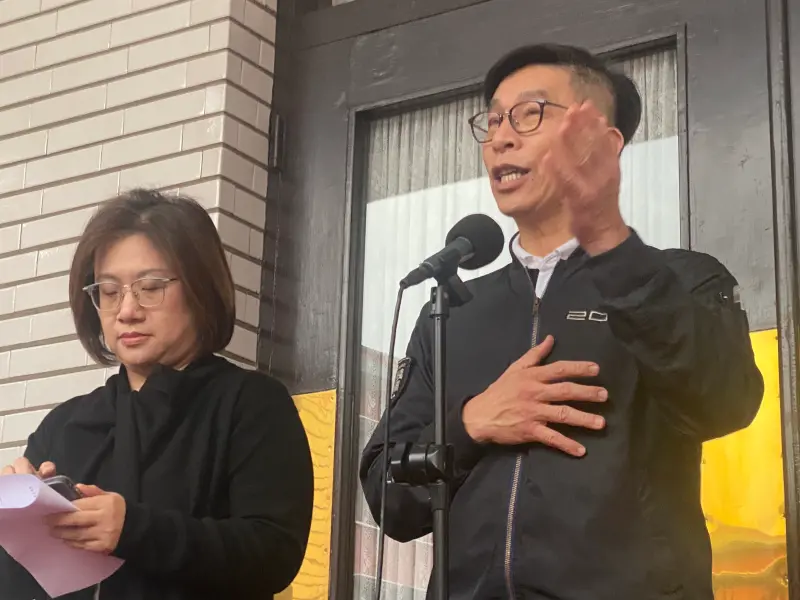 ▲鍾佳濱表示立院程序委員會已成藍白大冰箱，餿掉的餿水可以拿出來表決，熱騰騰的院版《財劃法》卻冷凍不給上。（圖／記者陳威叡，2025.11.25）