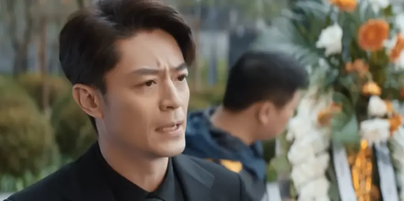 ▲霍建華在《他為什麼依然單身》中誤把婚禮當喪禮，穿全身黑還送花籃，白包1688取諧音「一路掰掰」。（圖／翻攝自微博）