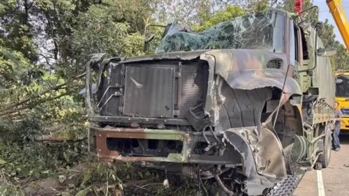 台南軍卡彎道失控自撞！車頭全毀險墜邊坡　2士官受傷送醫
