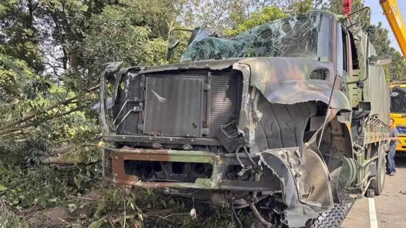 台南軍卡彎道失控自撞！車頭全毀險墜邊坡 2士官受傷送醫