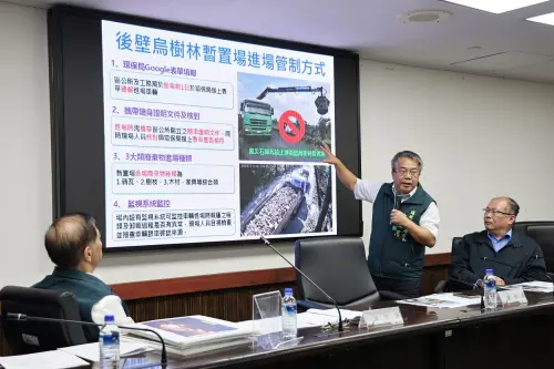 ▲台南市政府環保局長許仁澤說明暫置場起火狀況。（圖／南市府消防局提供）