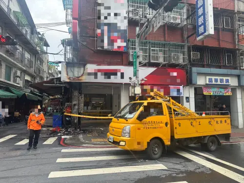 新北三重變電箱走火畫面曝！招牌「慘遭波及全燒黑」路過民眾嚇壞
