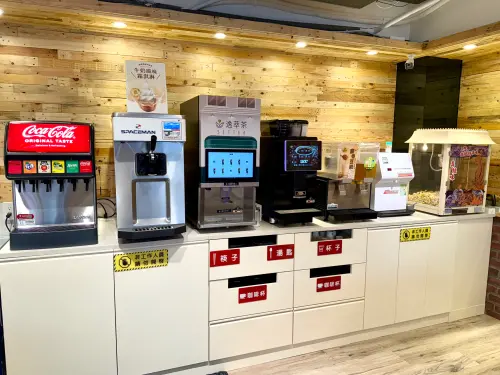 ▲六扇門百元小火鍋還能搭配自助吧，還有真魷味、蜜香豆奶無限享用。（圖／六扇門6owldoor.com）