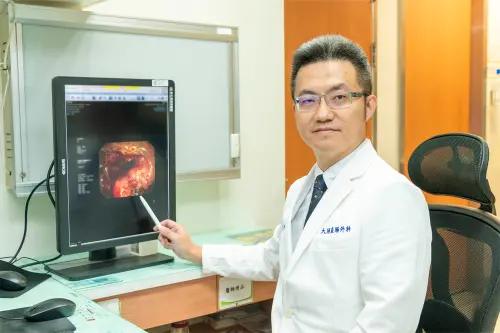▲醫師提醒，大腸癌透過國健署提供的糞便潛血篩檢，可早期發現、早期治療，避免疾病惡化。（圖／彰基提供）