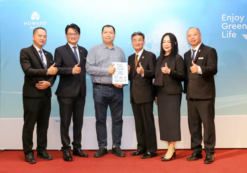 ▲台中福華大飯店榮獲國際 GSTC(全球永續旅遊委員會)飯店認證，由荷蘭百年集團 Control Union 新加坡區總經理 Mr. Seth Wang（中） 親自授證，台中福華飯店總經理 徐國書（右三） 代表受證。（圖／台中福華飯店提供）