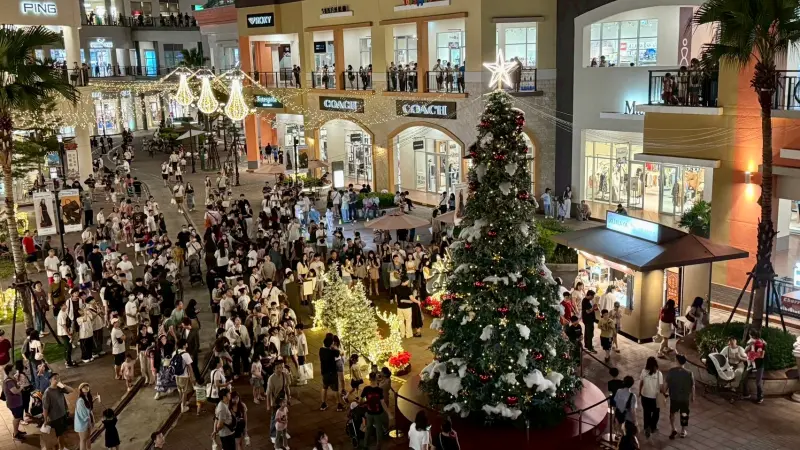 ▲「雪境童話村」金光聖誕樹、雪花音樂秀與冰屋村落等聖誕造景超吸睛，吸引眾多遊客到場朝聖、拍照打卡。（圖／SKM Park Outlets 高雄草衙提供）