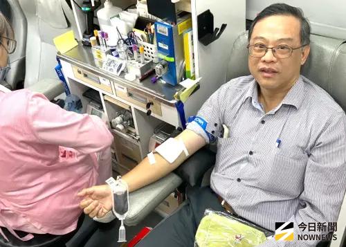 ▲台灣中油公司煉製事業部大林煉油廠副廠長林文祥率先挽袖捐血。(圖／記者黃守作攝，2025.11.25)