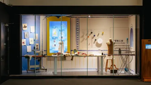 ▲「編織成長的風景：遇見胡桃鉗的女孩特展」即日起在樹冠大廳西側露台展出。（圖／衛武營提供）