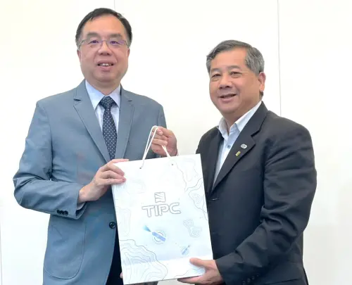 ▲台灣港務公司總經理王錦榮(右)致送紀念品，給分享中油公司中部海域CCS推展及規劃的台灣中油公司代執行長吳偉智(左)，以資紀念。(圖／台灣港務公司提供)