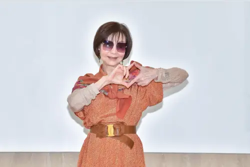 81歲歸亞蕾澄清未徵求需護理證照人員！返台拍戲　老公變助理
