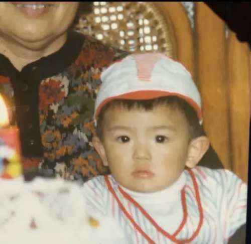 ▲黃鴻升2019年11月28日曾在IG謝謝大家的生日祝福，並曬出可愛嫩照，卻成他最後一次生日發文，令人感慨。（圖／翻攝自IG@aes_alien）