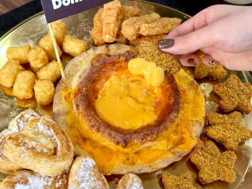 ▲達美樂副食也有自己的起司火山可以沾熔岩。（圖／記者蕭涵云攝）