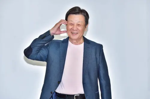 ▲寇世勳在《拾光》中扮演快要失去視覺的物理學教授。（圖／光譜映像提供）