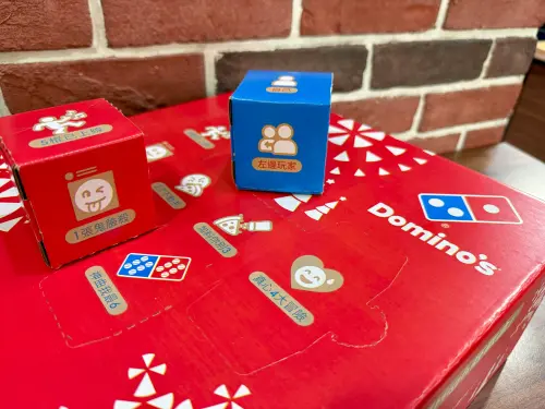 ▲三層披薩盒變身骰子玩具。（圖／記者蕭涵云攝）