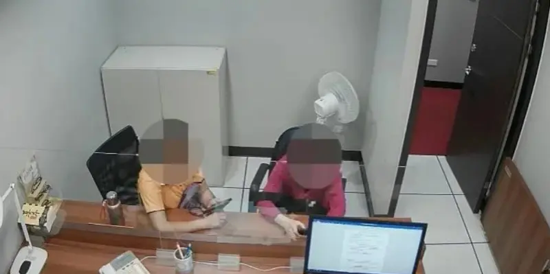 ▲中國籍配偶（右）因帶「含有豬肉的草仔粿」回台而被罰20萬元，5個多月都未繳，最終她與同友人（左）到場說明案情並清償。（圖／法務部行政執行署新北分署）