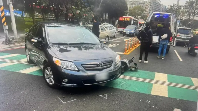 ▲新北市淡水區一名67歲韓姓男子開車行經淡水中山北路二段時，突然大迴轉，導致後方的65歲陳姓騎士撞上後慘摔在地，當場失去生命跡象。（圖／翻攝畫面）