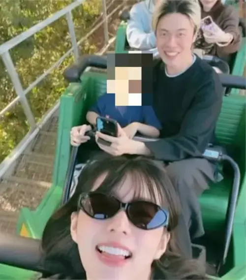 ▲簡廷芮（下）在捲入爭議後神隱2週，昨日曬出與老公（上）家人一同出遊的照片。（圖／翻攝IG dewichien）