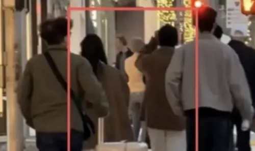 ▲林俊傑在洛杉磯街頭被網友直擊和七七穿情侶裝。（圖／微博）