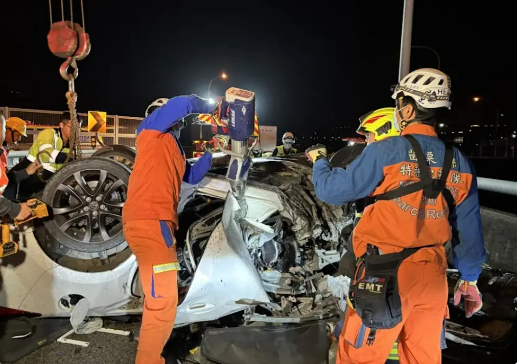 快訊／國1苗栗段晚間嚴重車禍！轎車高速自撞翻覆 駕駛受困命危