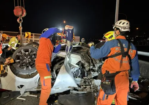 快訊／國1苗栗段晚間嚴重車禍！轎車高速自撞翻覆　駕駛受困命危
