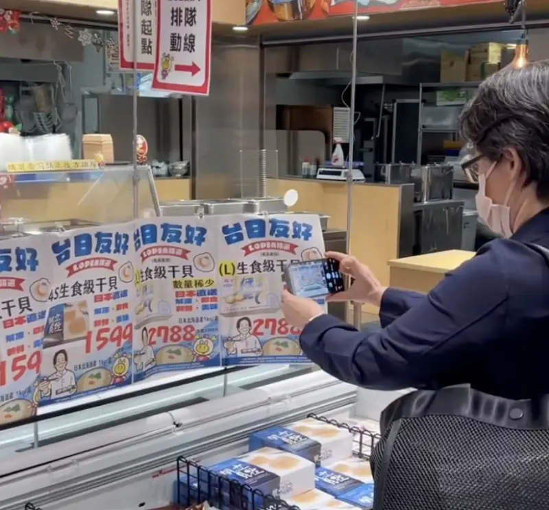 ▲挺日本！蕭美琴下班衝超市買日貨，巧遇「他」拿手機狂拍。（圖／Threads:bikhimhsiao）