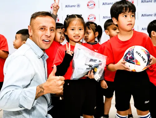 ▲拜仁慕尼黑傳奇球星Rafinha與吉祥物。(圖/安聯人壽提供)