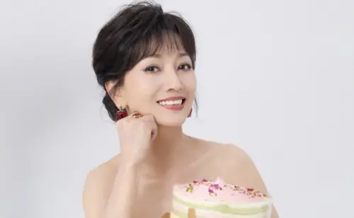 趙雅芝72歲長這樣！生日派對「繼子」張智霖驚喜現身送飛吻
