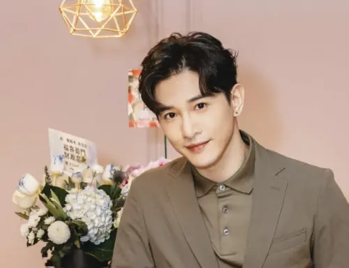 他穿阿伯拖鞋追垃圾車、鑰匙掛腰間！轉身一看竟是霸總專業戶男星
