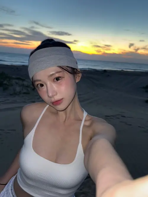 ▲金娜妍（如圖）在世界棒球12強賽期間與好友朴善珠跟著黃姓經紀人到台北大巨蛋看比賽，當時記者曾在現場訪問過2人。（圖／翻攝自金娜妍IG@naaa_.y）