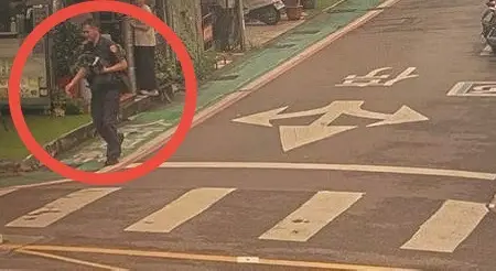 ▲黑貴賓走失「大街狂奔超驚險」粗心女飼主急壞！松山警暖心幫追回。（圖／翻攝畫面）