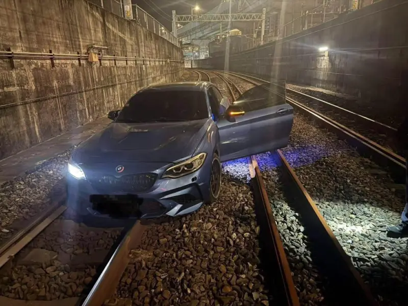 毒蟲拒檢逃逸！開BMW「闖鐵軌爆胎」落網　台鐵基隆到七堵段延誤