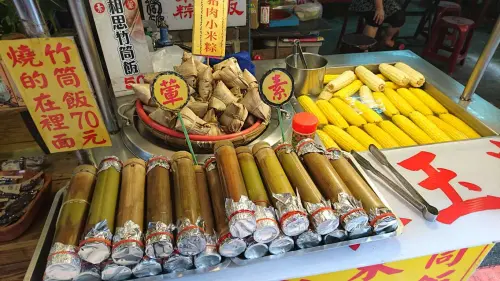 ▲烏來老街商店主打原住民特色，民眾可以在當地品嘗到原住民風味的山產美食。（圖／取自新北市觀光旅遊網newtaipei.travel）