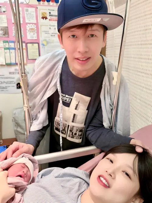 ▲陳昶均（左）喜獲千金，他和女兒從師生到修成正果，現在一家三口幸福美滿。（圖／欣代音樂提供）