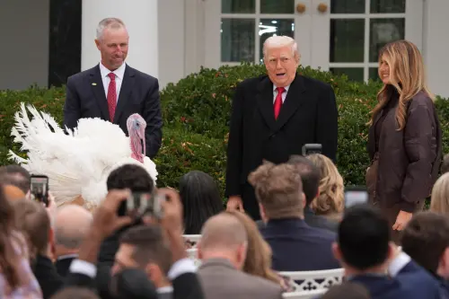 ▲火雞在活動上興奮地咕咕叫,美國總統川普(Donald Trump)也做出逗趣表情。(圖/美聯社/達志影像) ▲火雞在活動上興奮地咕咕叫,美國總統川普(Donald Trump)也做出逗趣表情。(圖/美聯社/達志影像)