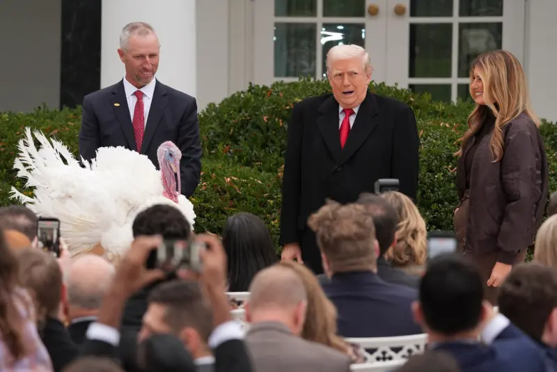    ▲火雞在活動上興奮地咕咕叫，美國總統川普（Donald Trump）也做出逗趣表情。（圖／美聯社／達志影像）  