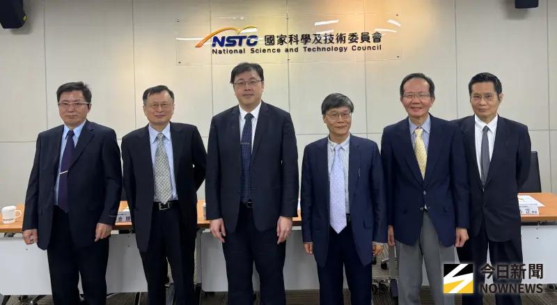▲由左至右分別為欣興電子董事長室特助陳忠ㄧ、欣興電子副技術長王金勝、國科會工程處處長洪樂文、中央大學機械工程學系教授何正榮、中央大學機械工程學系教授林志光、中央大學機械工程學系教授董必正。（圖／記者李青縈攝）